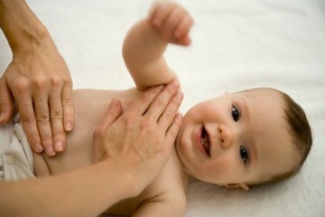 massaggio_pancia_neonato