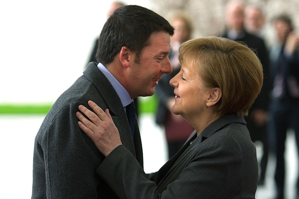Merkel e Renzi in un abbraccio