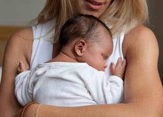 neonato in braccio alla madre