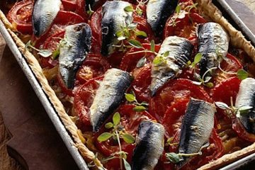 torta salata con pomodori e pesce azzurro