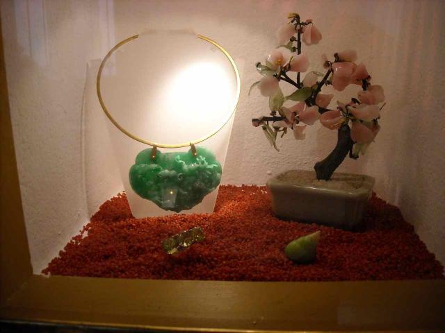 0631 Girocollo rigido in oro satinato con prezioso bassorilievo di giada imperiale   cinese. Anello in oro con ametiste verdi.