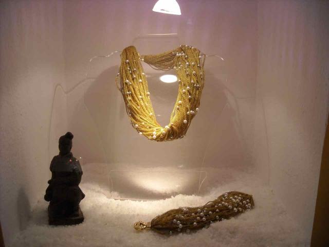 Collana e bracciale di fili di maglia oro con perle coltivate