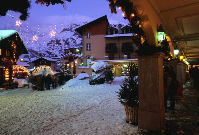 Valle d'Aosta - Courmayeur, Via Roma inverno - Archivio fotografico Consorzio Valle del Monte Bianco