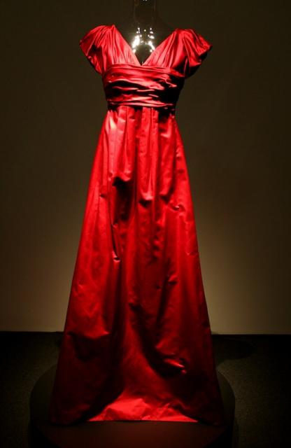 MOSCHINO - L’abito rosso di Moschino nasce dalla reinterpretazione del corpetto drappeggiato del vestito indossato dalla Callas