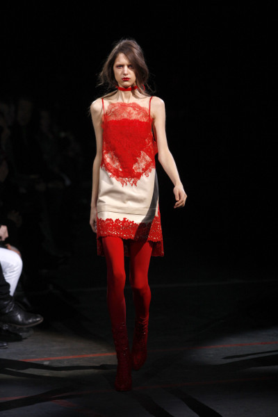 Abito  e calze rosse di Givenchy