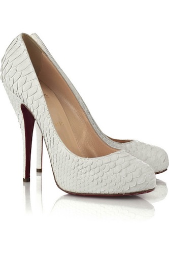 Scarpe e sandali bianchi e gioiello per la sposa