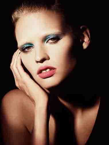 Lara_Stone_BRONZE_2010_low