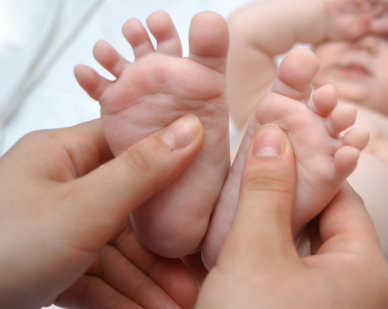 massaggiare piedi neonato