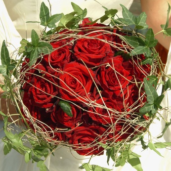 Bouquet rosso con edera