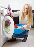 donna panni lavatrice