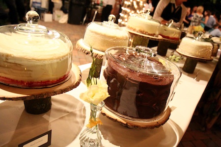 buffet_di_torte_su_alzatine_di_tronchi