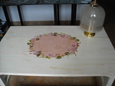 tavolino shabby con le rose