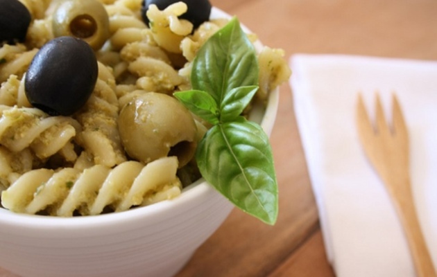 pasta fredda con pesto di olive