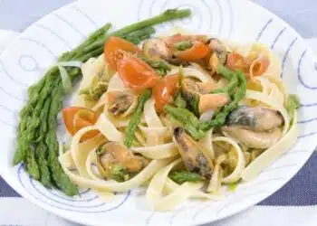 fettuccine con cozze e asparagi