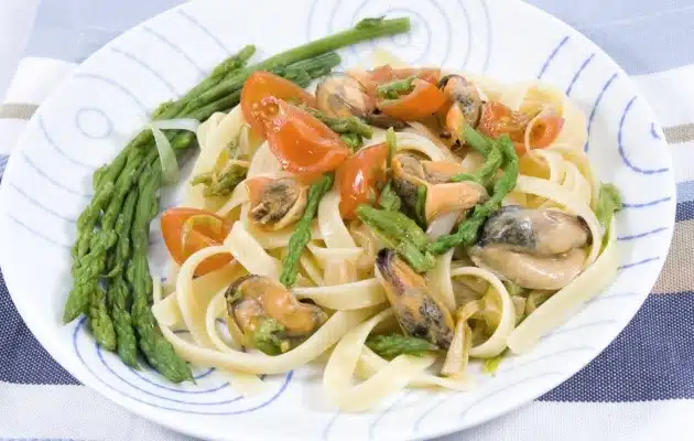fettuccine con cozze e asparagi