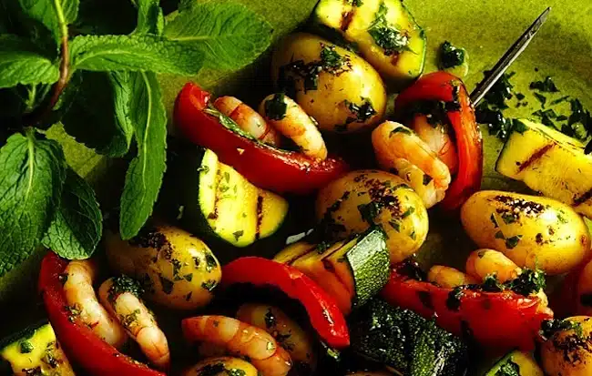 spiedini di verdure e gamberi
