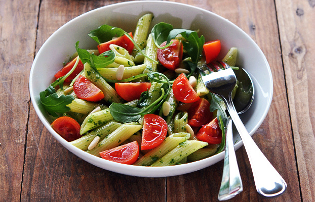 Insalata_di_pasta_con_pomodorini_al_pesto_di_rucola16agosto2011