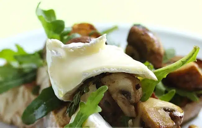 insalata di funghi stufati rucola e brie