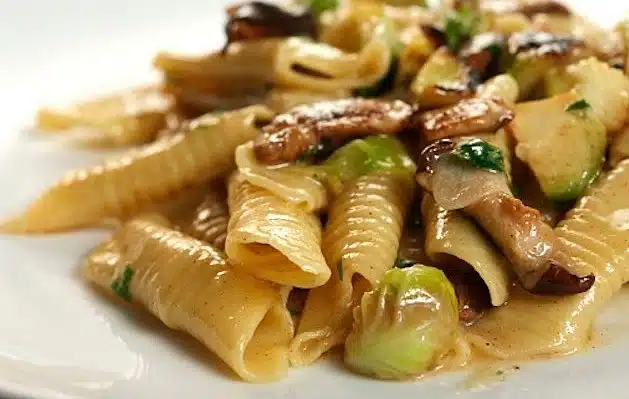 garganelli con cavoletti di bruxelles e funghi