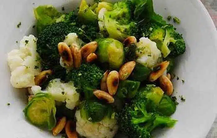 insalata di verdure surgelatea alle mandorle tostate