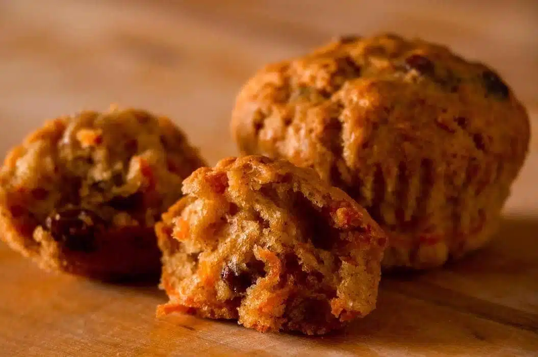 Muffin con carote cannella zenzero e uvetta