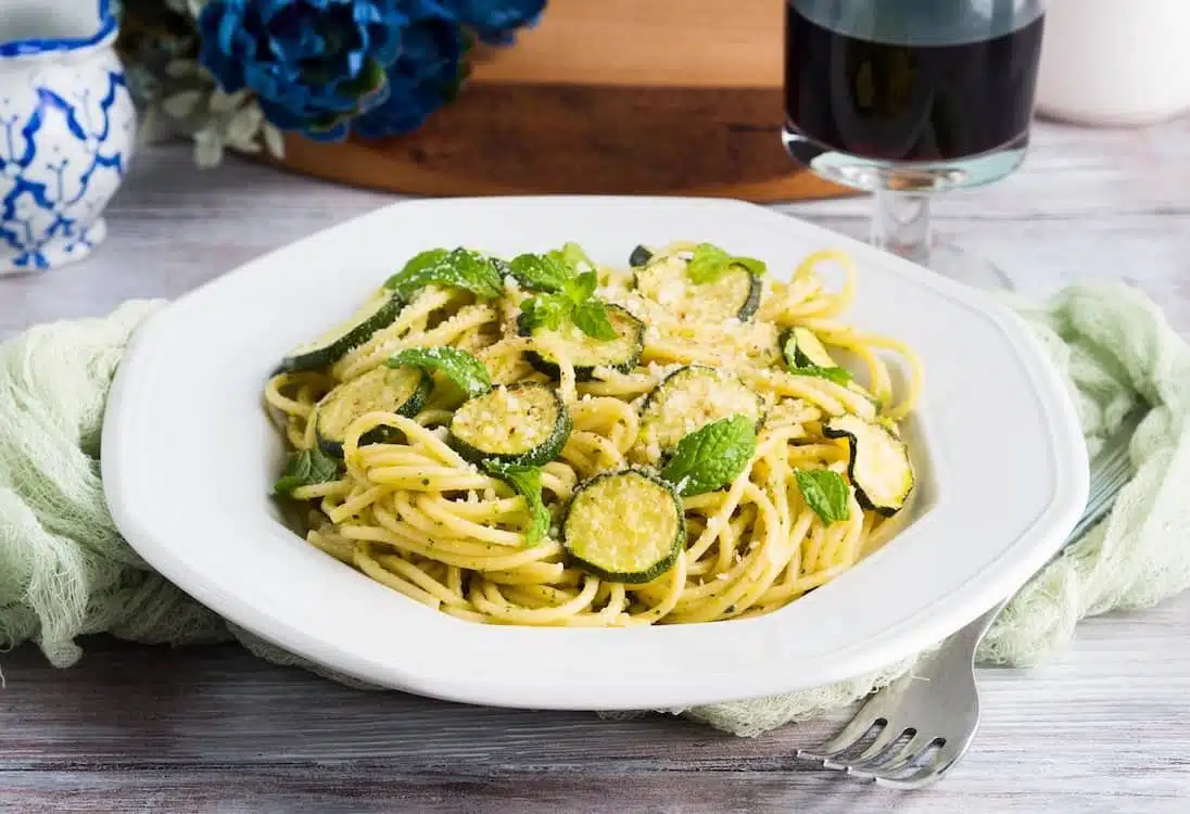 spaghetti con ricotta zucchine e menta