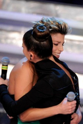 emma-abbraccia-alessandra-a-sanremo4settembre2012
