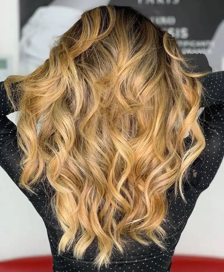 capelli lunghi biondi ondulati 2023