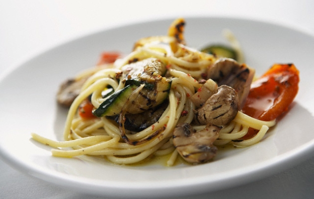 spaghetti_ai_funghi_e_verdure_grigliate