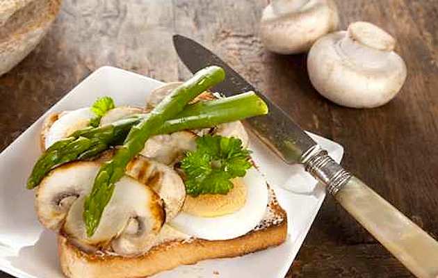 antipasti-bruschetta-di-asparagi-e-funghi444