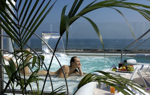 De_Londres_-_piscina_con_donna_vista_mare_copia