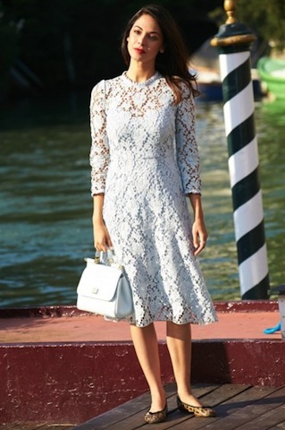 moran-atias-con-abito-in-pizzo-bianco-dolce-gabbana