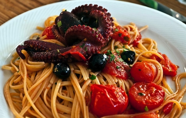 Linguine_con_polpetti_alla_mediterranea