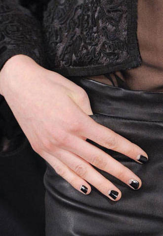 hbz-nail-trends-fw13-black0-De-La-Renta-clp-RF13-6670-de-mdn