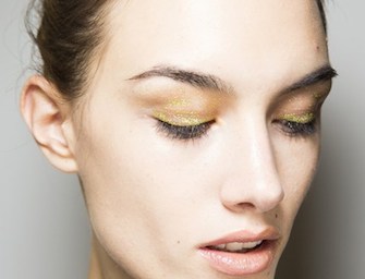 Backstage trucco occhi e unghie sfilate moda autunno inverno 2014/15