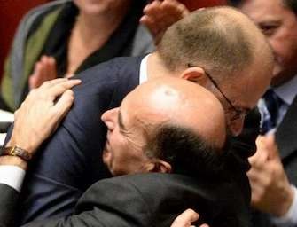 Bersani torna in aula, l’abbraccio con Letta