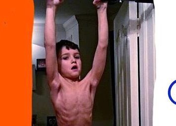Bambino body-builder di otto anni impazza sul web