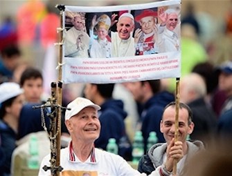 Vaticano 27 aprile folla in Piazza San Pietro per la canonizzazione dei Papi