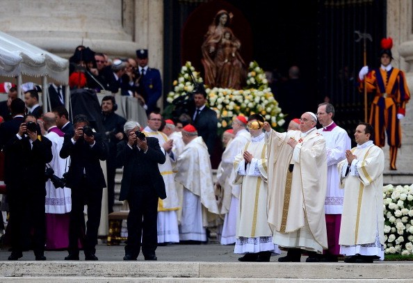 Papa Francesco celebra la Santa messa per la canonizzazione dei due Papi