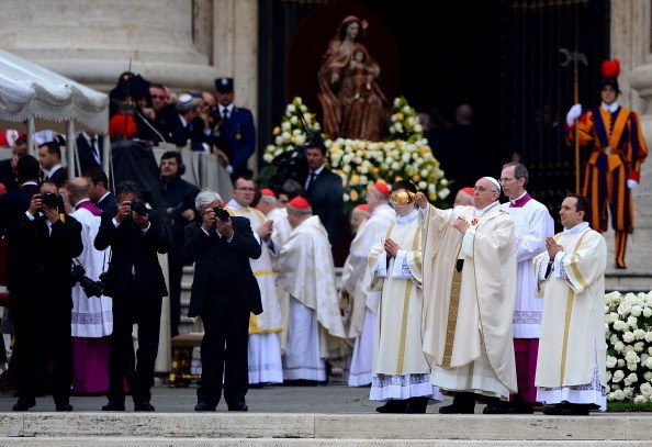 Papa Francesco celebra la Santa messa per la canonizzazione dei due Papi