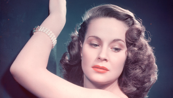 Alida Valli in posa