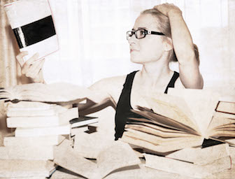 Donna legge libri