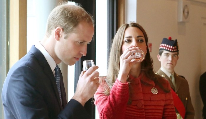 kate e William in Scozia assagiano il whisky