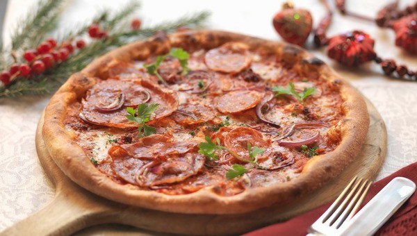 pizza rossa con salame
