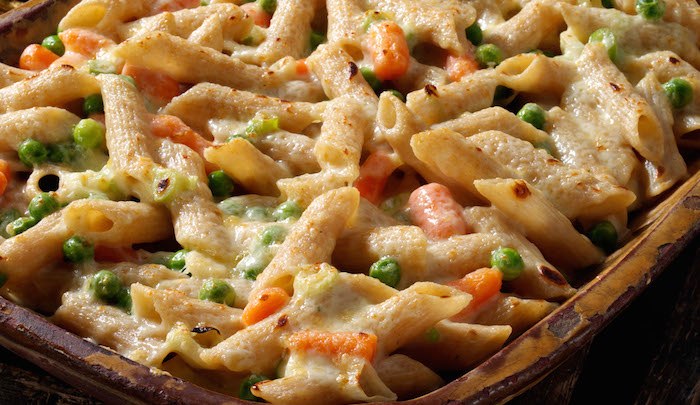 Pasta gratinata al forno con piselli e carote