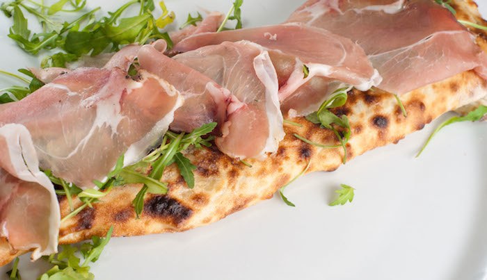 pizza bianca con prosciutto e rucola