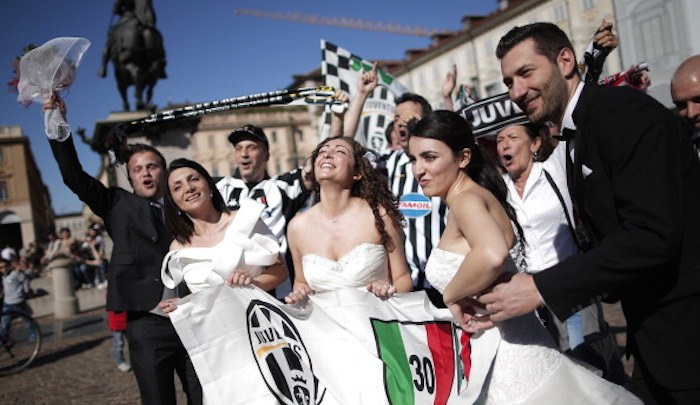 tifosi juventus in piazza per il 30esimo scudetto