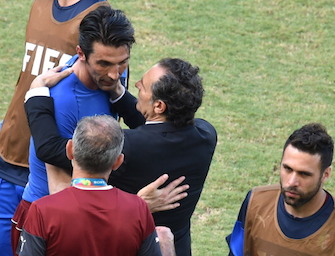 Prandelli consola Buffon dopo l'eliminazione dai Mondiali