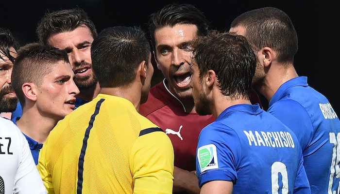 Buffon con i compagni di squadra dopo l'eliminazione dal mondiale