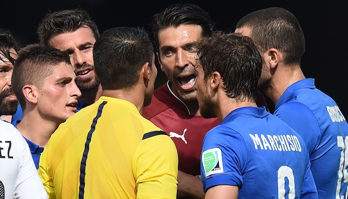 Buffon con i compagni di squadra dopo l'eliminazione dal mondiale